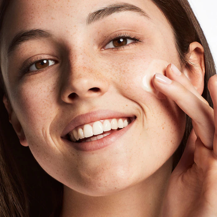 image showing happy girl after using clinique moisturizing gel for oily skin available at Heygirl.pk for delivery in Pakistan