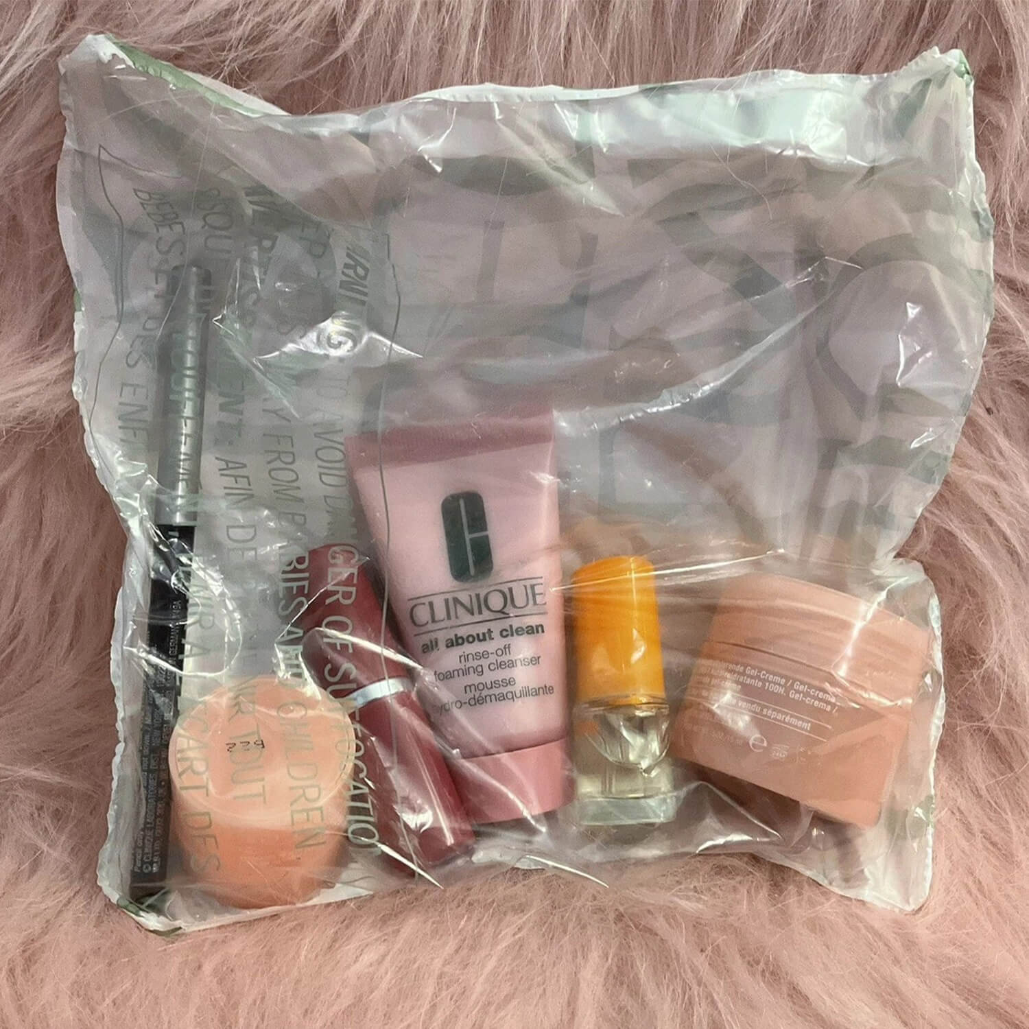 Shop Clinique moisture surge makeup Gift Set for HER available at Heygirl.pk for delivery in Pakistan.