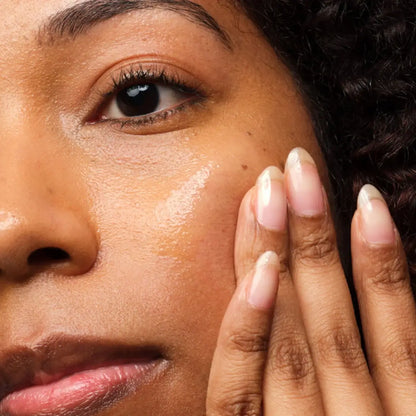 image showing Pakistani girl using the ordinary niacinamide for skin brightness available at Heygirl.pk for delivery in Pakistan