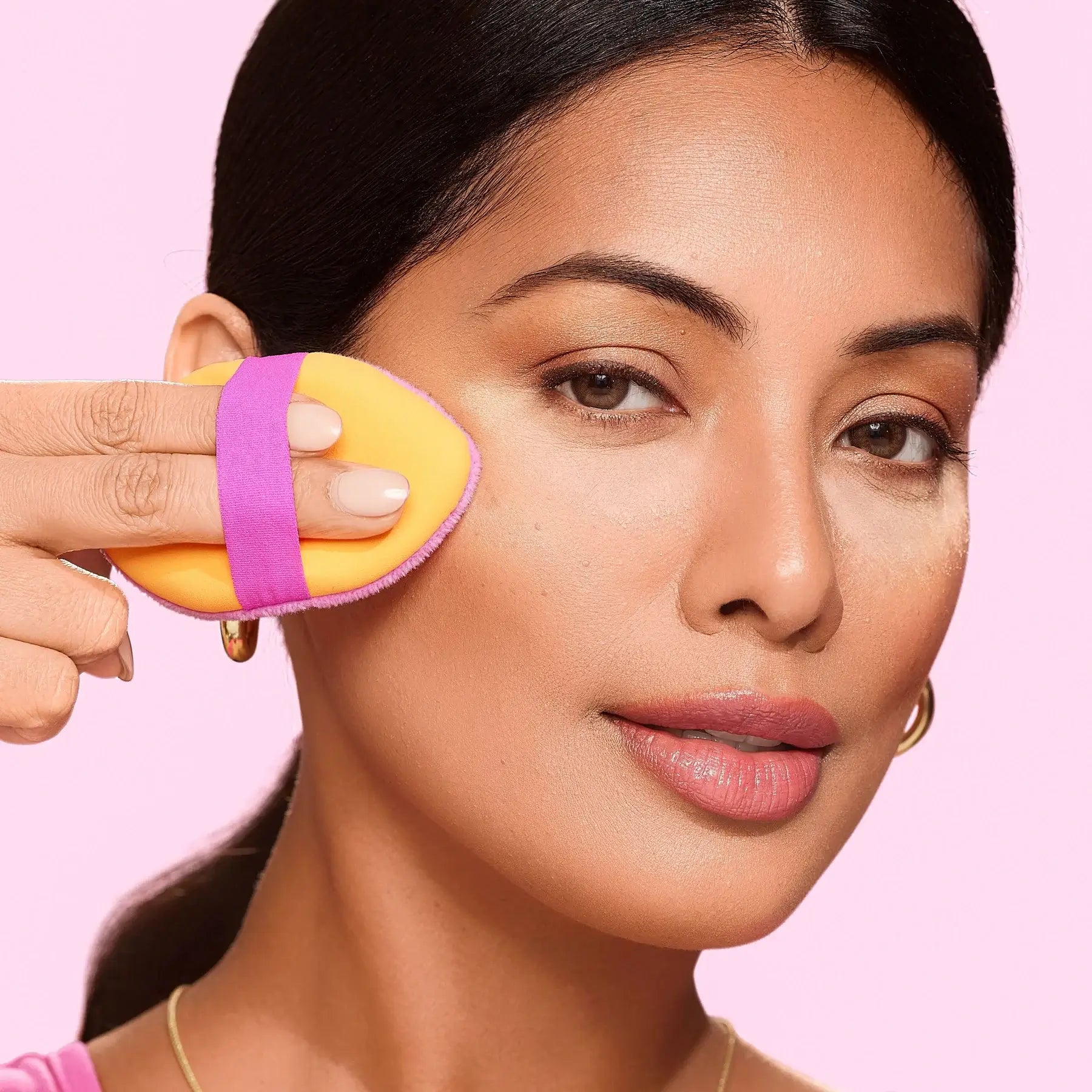 beautiful girl using Real Techniques makeup puff gift set for her available at Heygirl.pk for cash on delivery in Pakistan.