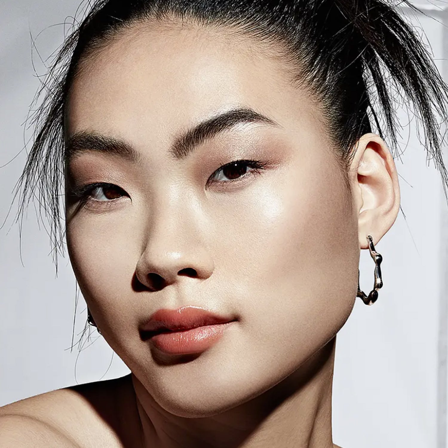 model image after using Smashbox Photo Finish Primer gift set available at Heygirl.pk for delivery in Pakistan. 